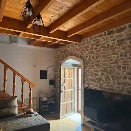 Vila, Upper Qeparo