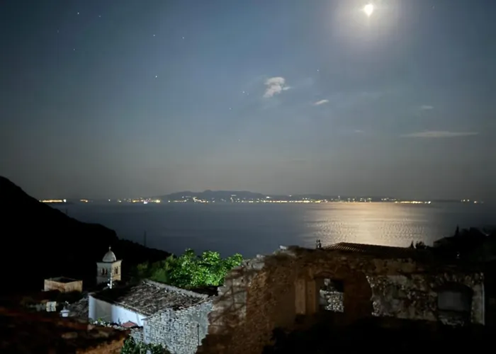 Vila, Upper Tatil Evi Qeparo